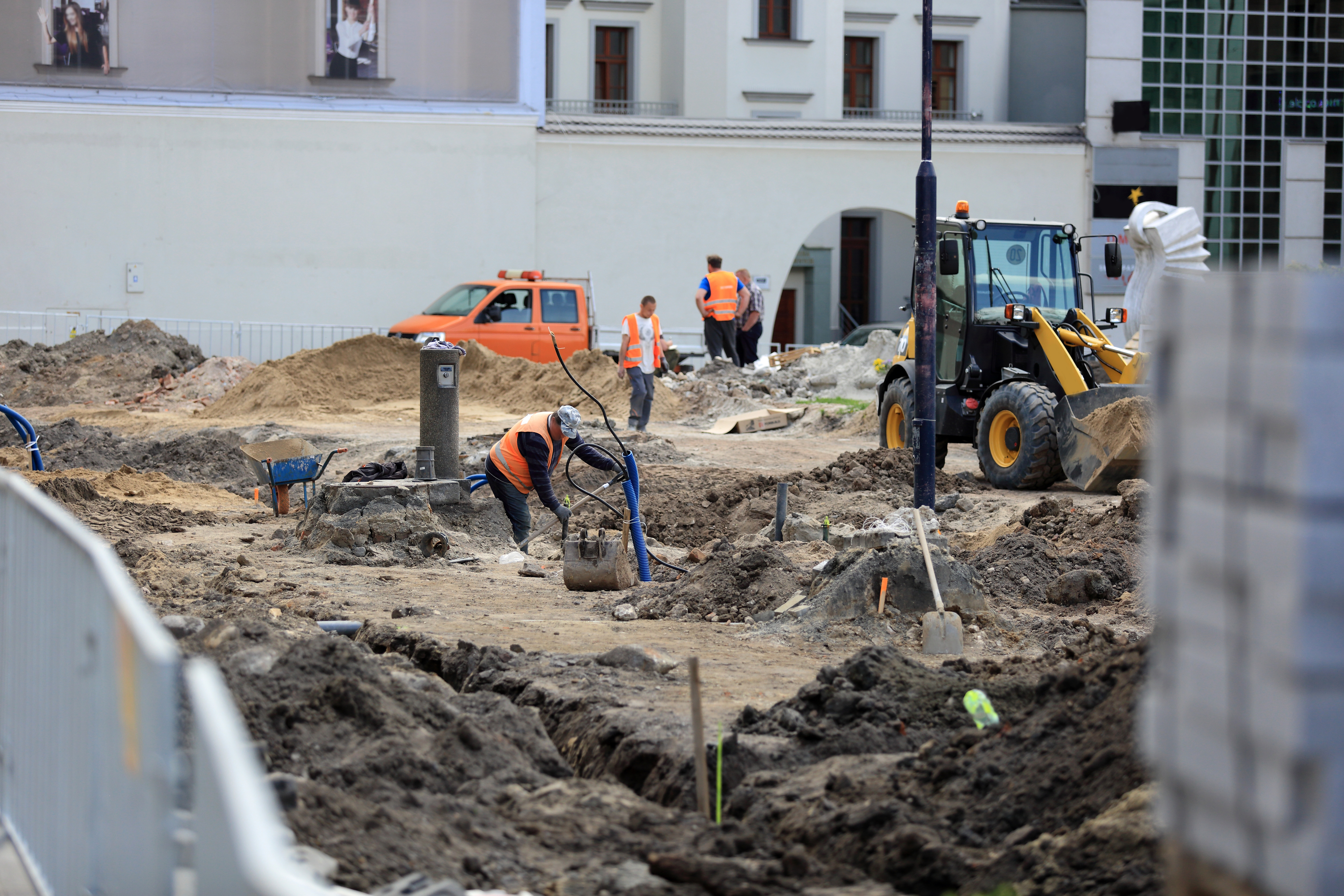 Roboty ziemne i montaż infrastruktury podziemnej w zabudowie miejskiej