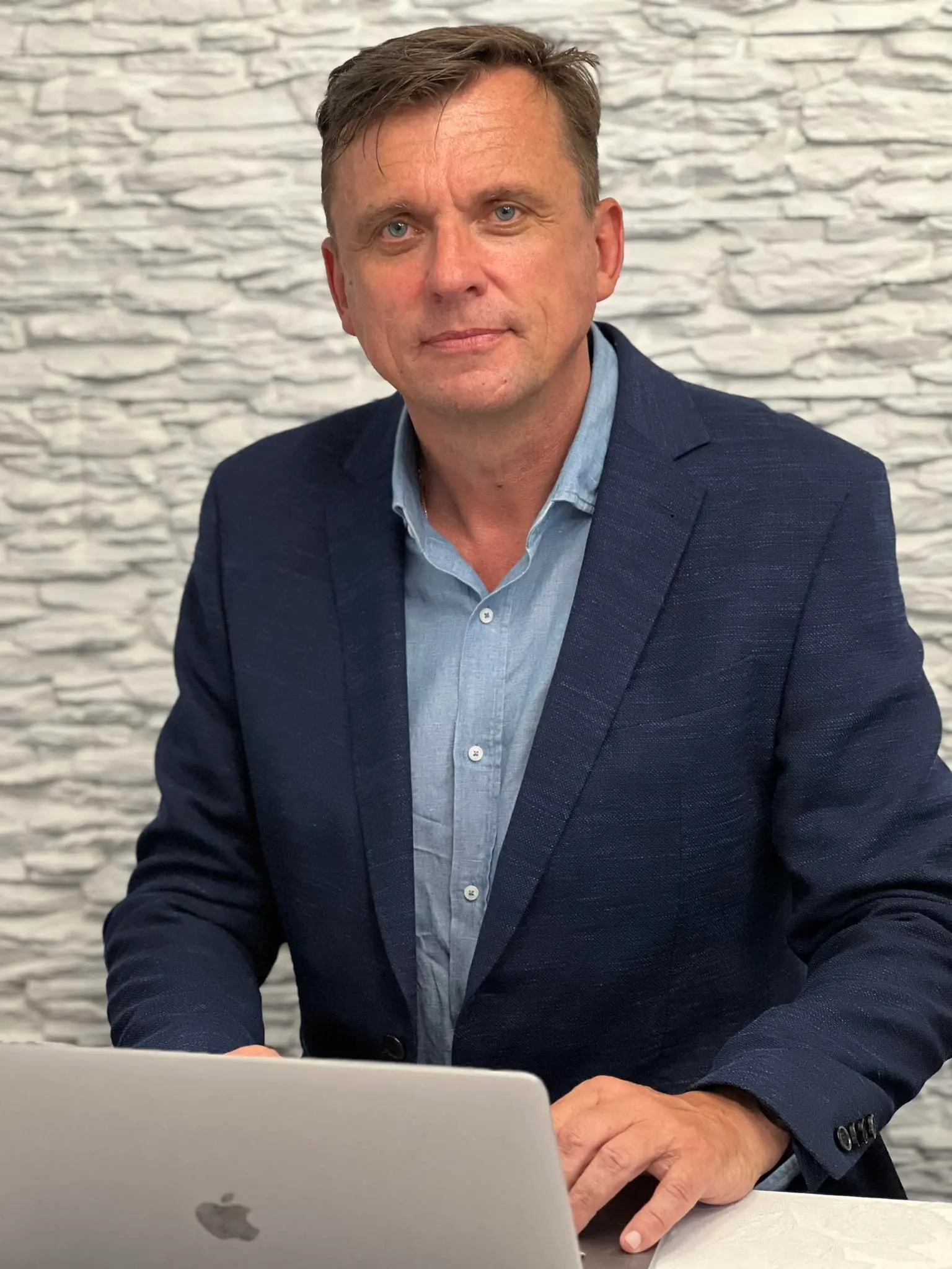 Leszek Zięba przy biurku — portret właściciela ZIEBUD Expert